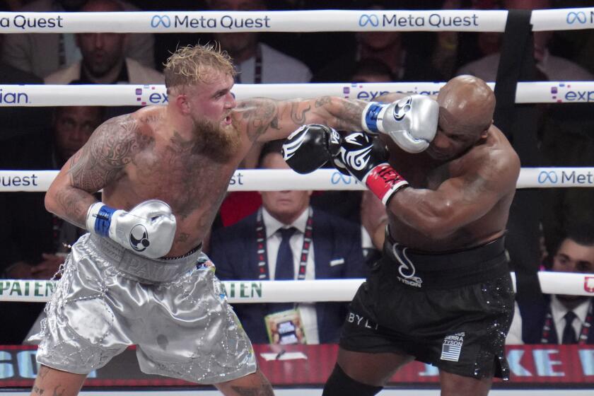 Jake Paul lanza un golpe contra Mike Tyson durante su combate en la categoría de los pesados, el viernes 15 de noviembre de 2024, en Arlington, Texas (AP Foto/Julio Cortez)