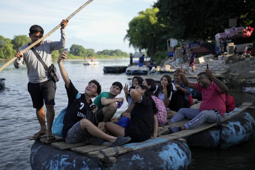 Un migrante venezolano toma una fotografía 