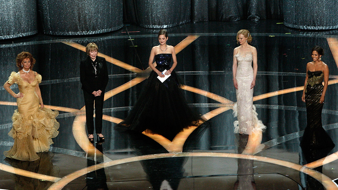 Actresses Sophia Loren, Shirley MacLaine, Marion Cotillard, Nicole Kidman and Halle Berry present the award for Best Actress during the 81st Annual Academy Awards held at Kodak Theatre on February 22, 2009 in Los Angeles, California.